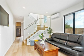 Ventura Haven Townhouse with Parking and Patio